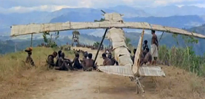 Indígenas Melonsénios com seu avião